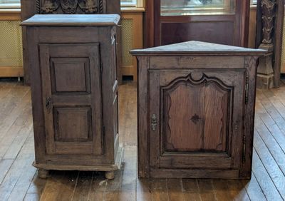 deux armoires en bois posées sur un parquet dans une pièce