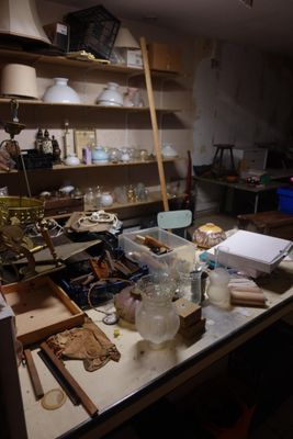 une pièce en désordre, avec beaucoup de bric-à-brac sur la table
