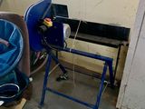 une photo d'une chambre en désordre avec une chaise et un ordinateur