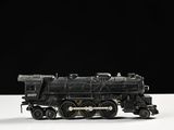 un petit train posé sur une surface blanche