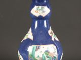 un vase bleu sur lequel est représenté un homme et une femme