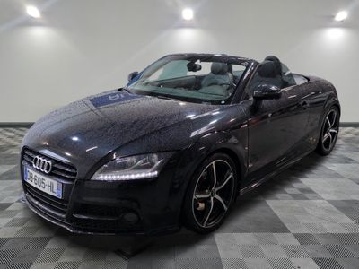 une photo d'une voiture de sport noire garée dans un garage