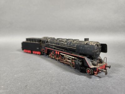 un petit train posé sur une table