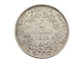 gros plan d'une pièce de monnaie sur fond blanc