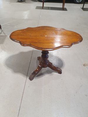 une petite table avec un plateau en bois dans une pièce