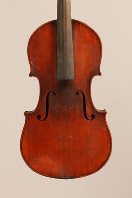 gros plan d'un violon avec un archet sur fond blanc