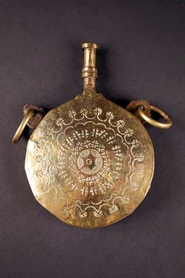 une montre de poche dorée, attachée à une chaîne