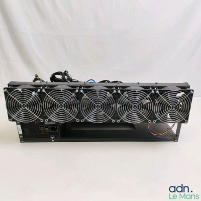 un gros plan sur un système de refroidissement d'ordinateur équipé de quatre ventilateurs