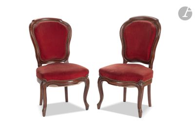 une paire de fauteuils rembourrés rouges sur fond blanc