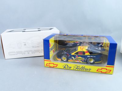 une boîte contenant une petite voiture et une boîte contenant une petite voiture