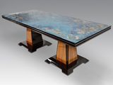 une table avec un plateau en marbre bleu et des pieds en bois