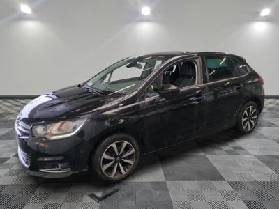la photo d'une voiture noire garée dans une salle d'exposition