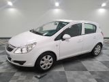 la photo d'une voiture blanche garée dans un garage