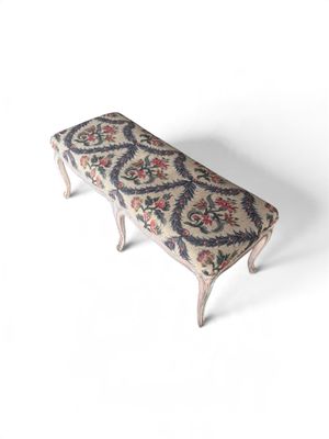 un banc rembourré orné d'un motif floral