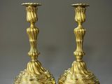 paire de chandeliers anciens en laiton sur fond gris