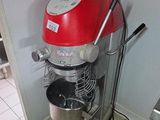 un mixeur rouge dans un coin de la cuisine