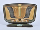 an old fashioned radio that is sitting on a stand