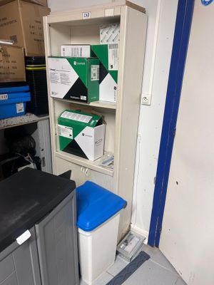 beaucoup de boîtes et de cartons sur les étagères de la pièce