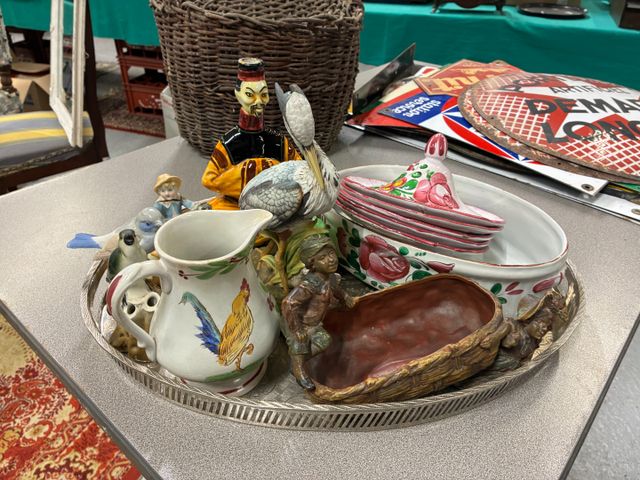 Lot d'oiseaux en porcelaine et biscuit polychrome, une verseuse C...
