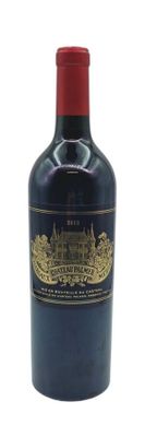 une bouteille de vin rouge avec une étiquette dorée sur fond blanc