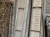 un tas d'objets métalliques empilés les uns sur les autres