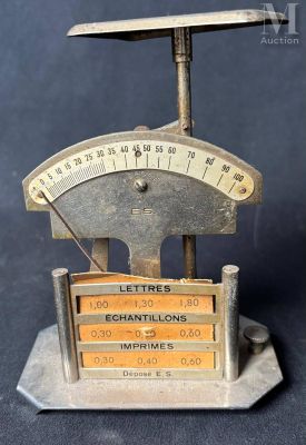 une balance posée sur une table