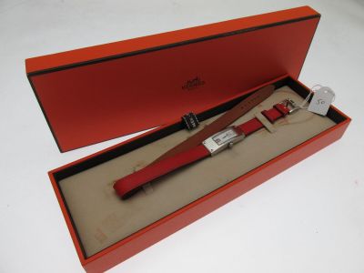 une boîte rouge contenant une montre