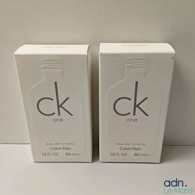 deux boîtes de parfum Calvin CK One posées sur une table