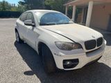 une photo d'un SUV BMW blanc garé sur un parking