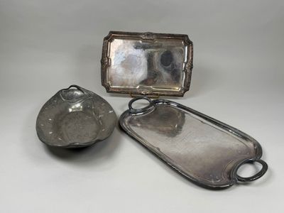 trois pièces d'argenterie, à savoir un plateau, une cuillère et un repose-cuillère