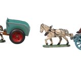trois figurines représentant des chevaux tirant un chariot et un homme dans une calèche