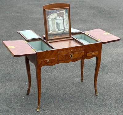 une petite table sur laquelle se trouve un miroir
