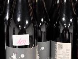 de nombreuses bouteilles de vin sur une étagère dans un magasin