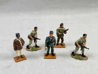 DEL PRADO : Cinq soldats en plomb