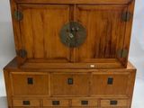 un meuble en bois surmonté d'une porte