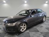 une image d'une audi noire garée dans un garage