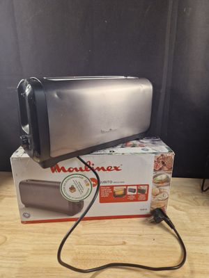 une photo d'un grille-pain posé sur une boîte, sur une table