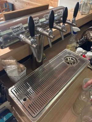 une personne qui sert un verre dans un bar