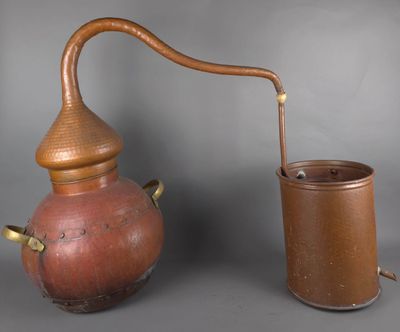 une casserole en cuivre à l'ancienne et une bouilloire en cuivre sur fond gris