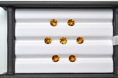 quatre paires de saphirs jaunes dans un coffret noir