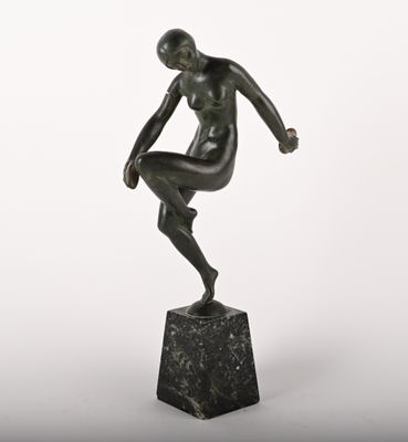 une image représentant une statue d'un homme en train de frapper un ballon de football