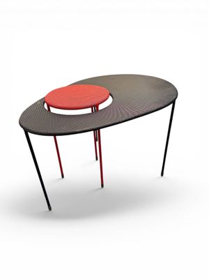 une image représentant une table avec un plateau rouge et des pieds noirs