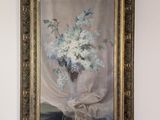 une image d'un tableau représentant un vase de fleurs sur une table