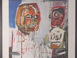tableau représentant deux visages dans un cadre noir accroché à un mur blanc