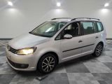 la camionnette blanche est garée sur un sol en damier dans le garage