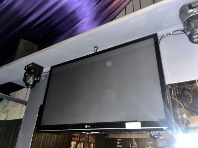 un téléviseur à écran plat accroché au mur d'une pièce