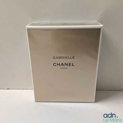 La boîte du parfum est vide et prête à être ouverte.