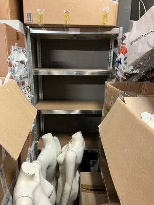 de nombreux cartons et mannequins en carton dans une pièce