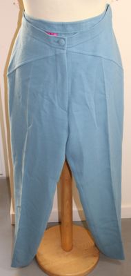 un mannequin vêtu d'un pantalon bleu et d'une chemise blanche