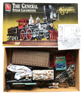 une boîte contenant un circuit de train miniature